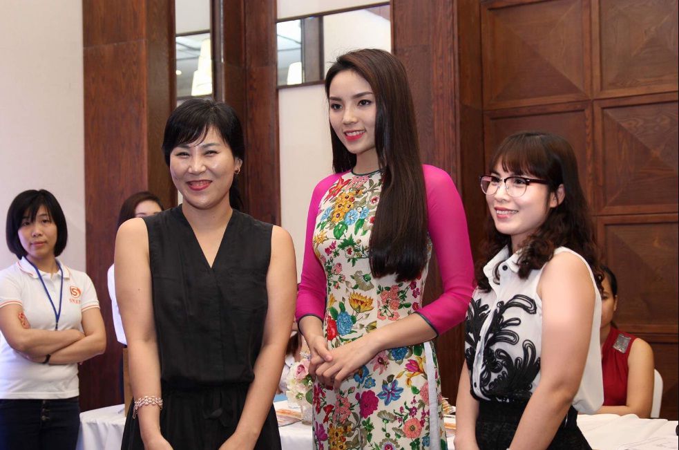 Minh Thùy CEO Thời Trang Hàn Quốc Lee Style trong sự kiện tài trợ thời trang có sự tham gia của Hoa Hậu Kỳ Duyên
